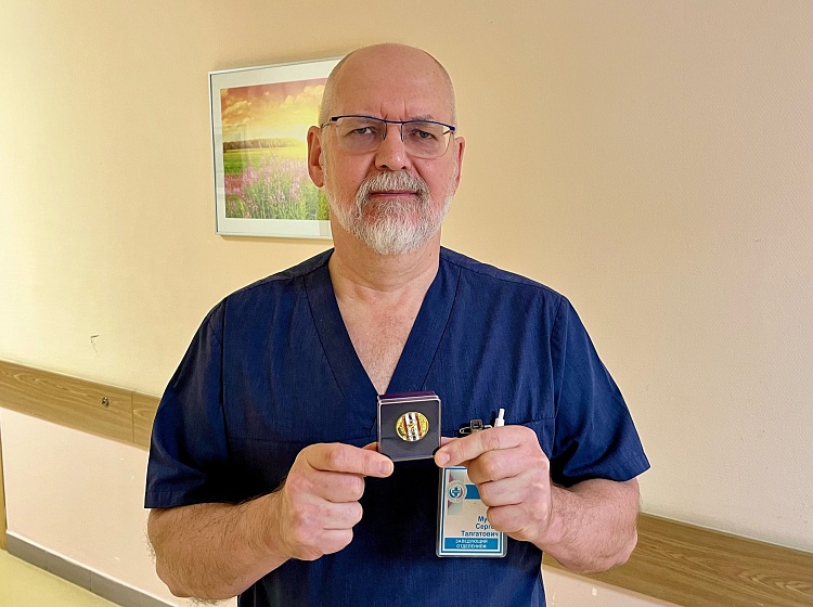 Заведующий терапевтическим отделением С.Т. Мусин награждён знаком "Отличник здравоохранения Омской области"